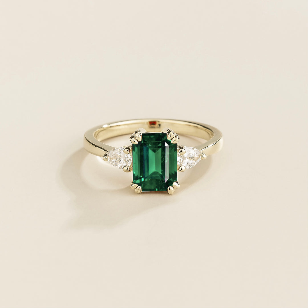 Ailes White Gold Ring Emerald & Diamonds