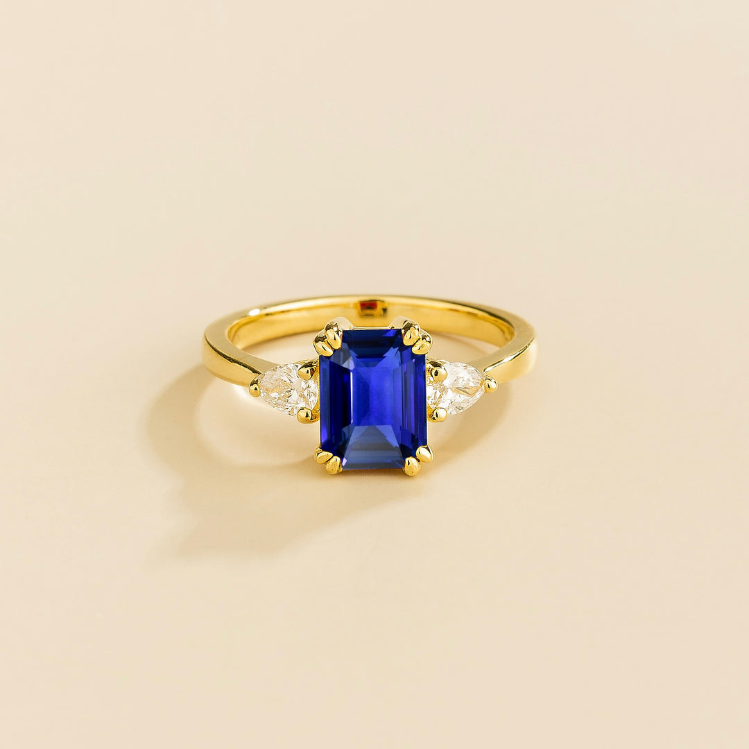 Ailes Gold Ring Blue Sapphire & Diamonds