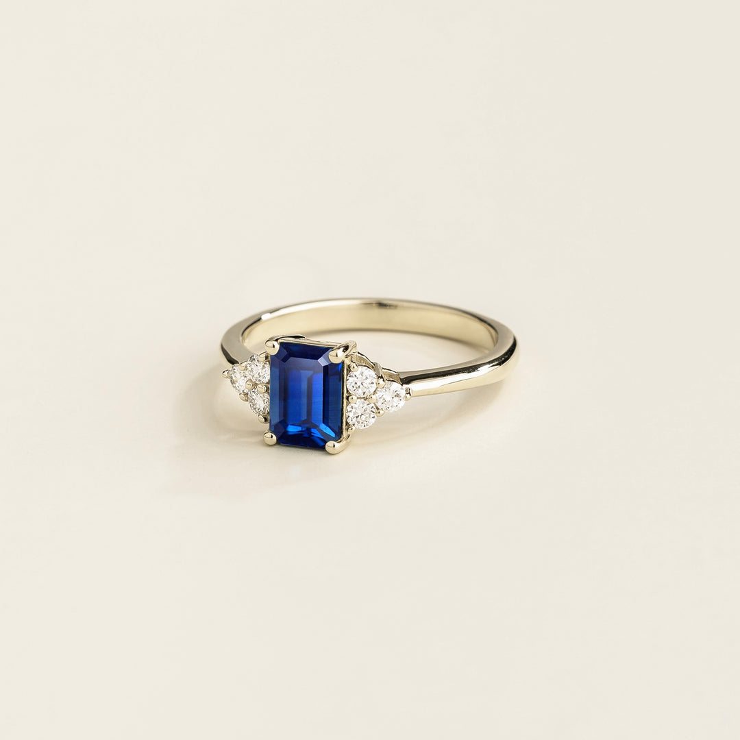 Chateau White Gold Ring Blue Sapphire & Diamonds