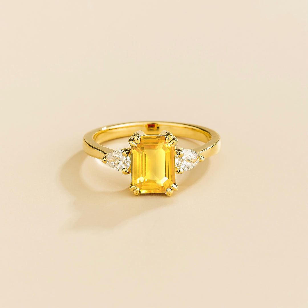 Ailes Gold Ring Yellow Sapphire & Diamonds