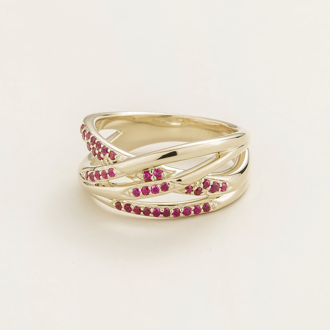 Val white gold ring set with Ruby