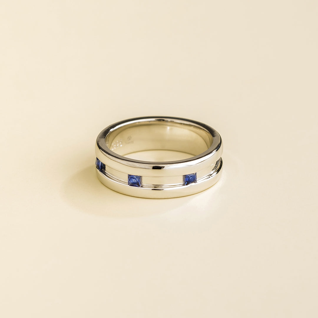 Amur White Gold Ring Set With Blue Sapphire