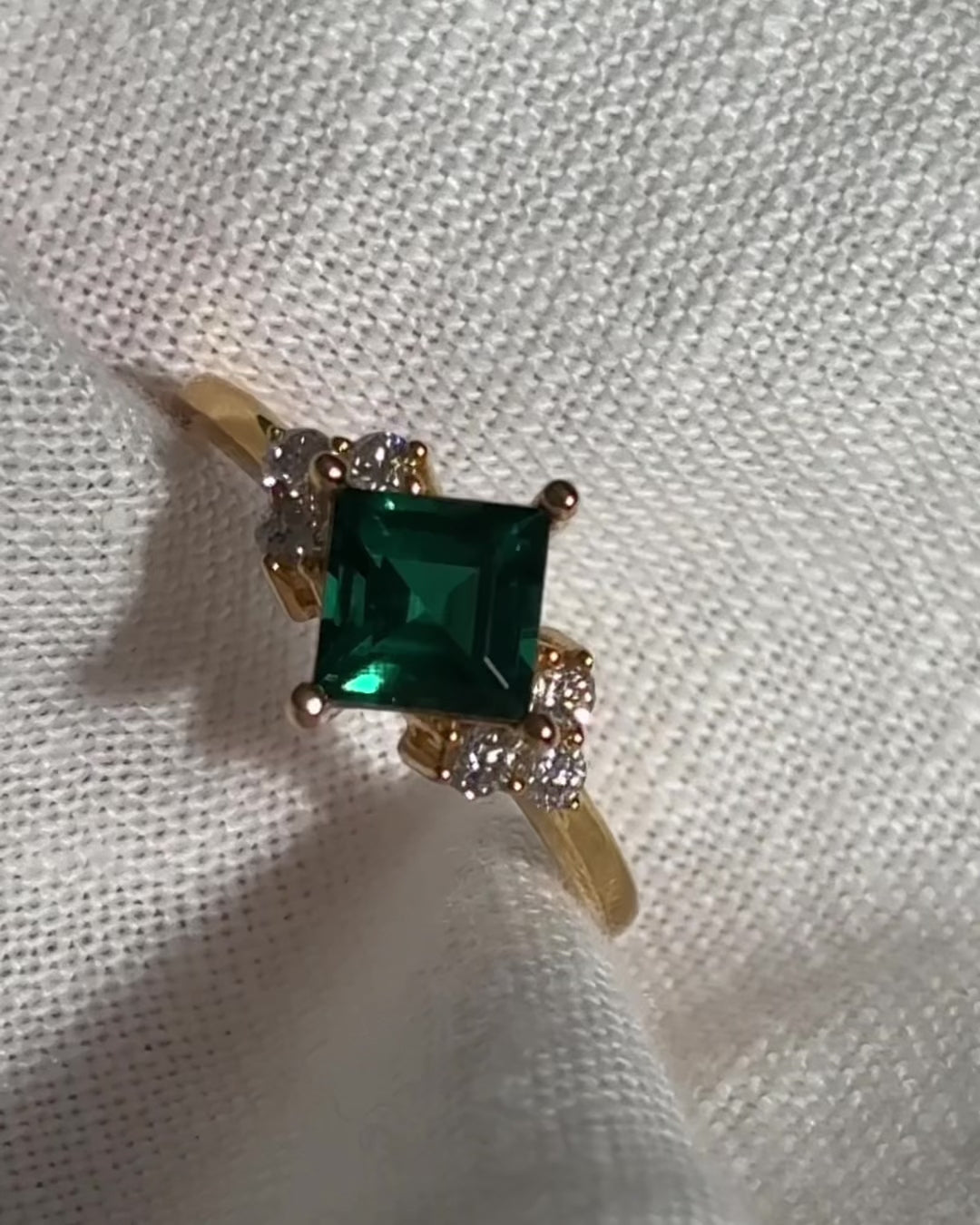 Amore Gold Ring Emerald & Diamond